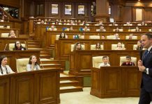 Elevi și profesori din școlile cu predare în grafie latină din stânga Nistrului au vizitat Parlamentul de la Chișinău