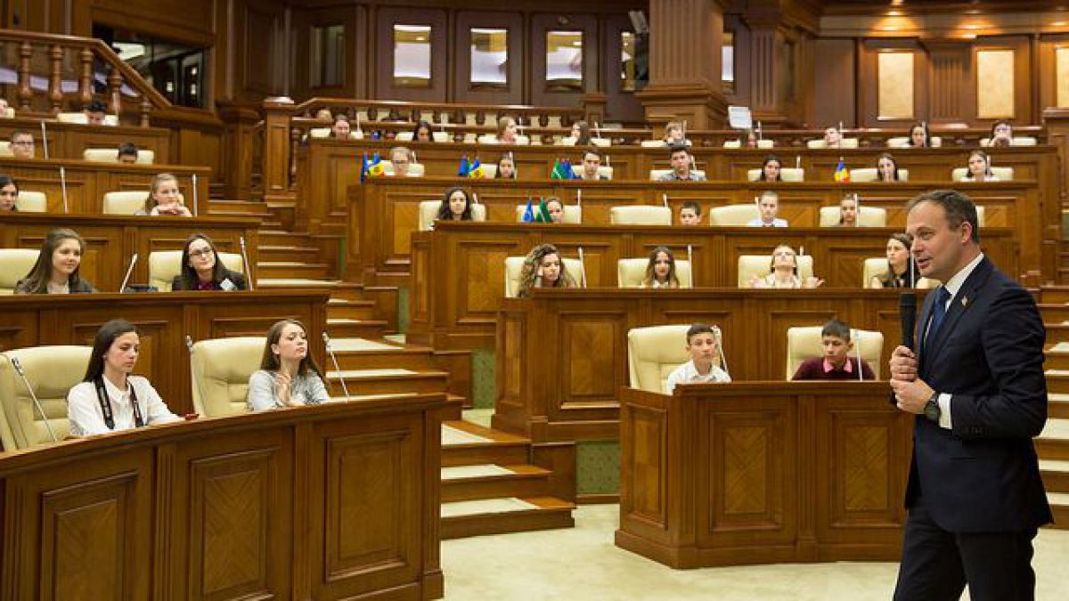 Elevi și profesori din școlile cu predare în grafie latină din stânga Nistrului au vizitat Parlamentul de la Chișinău
