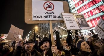 Cehia: Manifestaţii împotriva participării comuniştilor la putere.