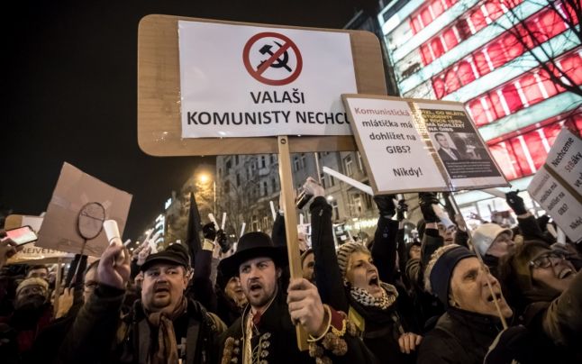 Cehia: Manifestaţii împotriva participării comuniştilor la putere.