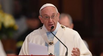 Papa Francisc: Cuplurile gay nu pot fi considerate „familii”