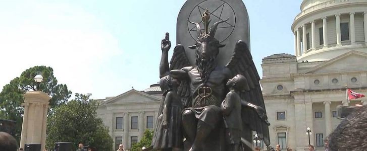 SUA: O grupare satanică a ridicat o statuie imensă a demonului Bafomet în fața Capitoliului din Statul Arkansas