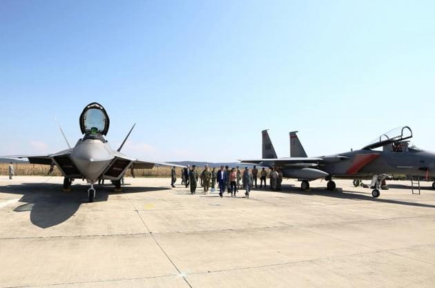Antrenamente româno-americane cu avioane F- 22 Raptor, la Câmpia Turzii