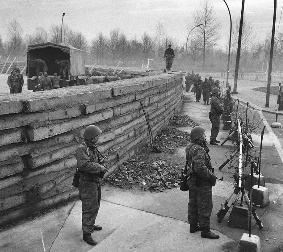 12-13 august 1961 începe construirea “Zidului Berlinului”