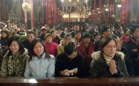 China încercă să „rescrie Biblia” și forţează Bisericile să cânte imnuri comuniste