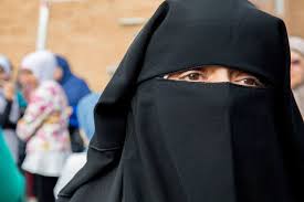 Elvețienii au interzis Burqa femeilor musulmane prin referendum