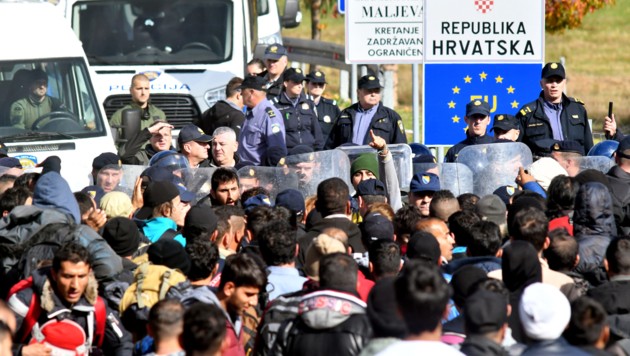 Croaţia, luat cu asalt de 20.000 de imigranți înarmați