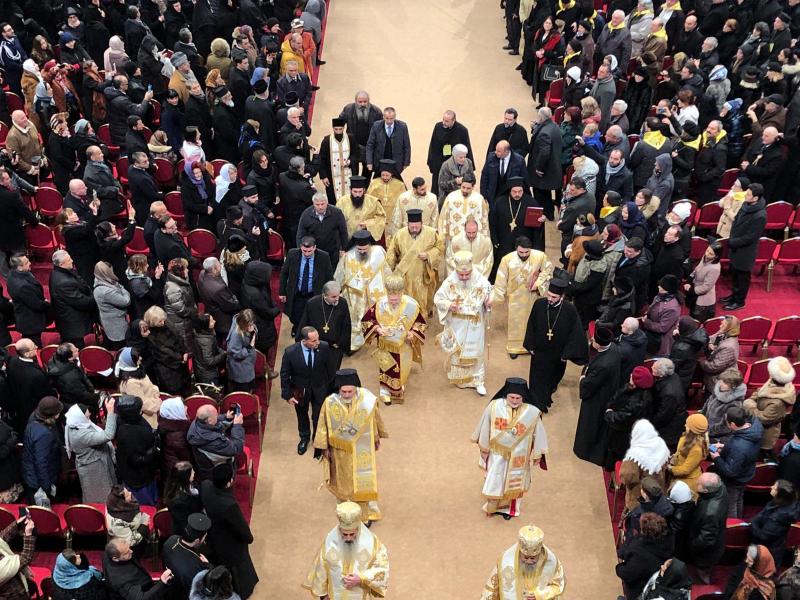 30.000 de oameni au asistat la slujba de sfinţire a Catedralei Mântuirii Neamului, la București