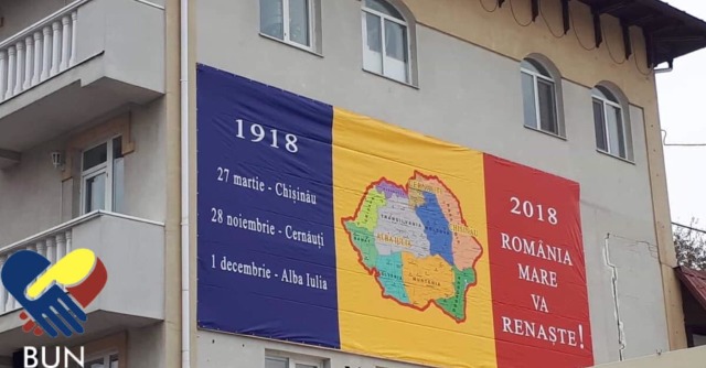 Hartă a României Mari pe o clădire din Chișinău, cu mesajul „România Mare va renaște!”