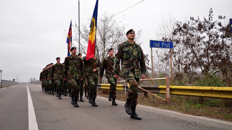 Militari ai Republicii Moldova au trecut Prutul pe jos, pentru a participa la parada de Ziua Națională a României