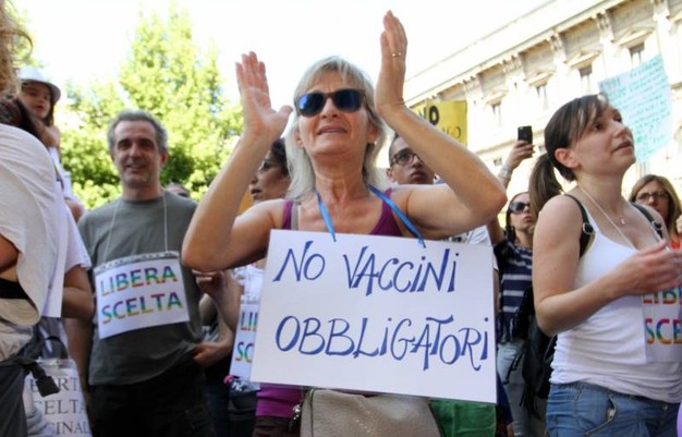 Italia interzice vaccinarea obligatorie