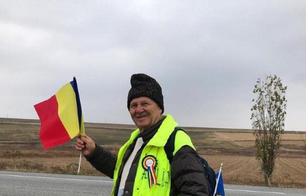 Profesorul Ion Mărgineanu continuă calea pe jos până în capitala Unirii – Alba Iulia: Lumea se sprijină pe oameni buni