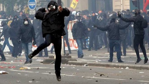 Protestele violente din Franţa: Emmanuel Macron nu va ceda presiunii exercitate de „huligani”