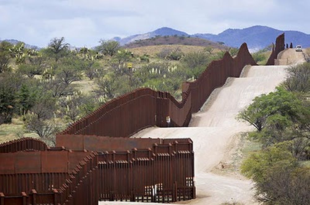 SUA ridică baricade la graniţa cu Mexicul, pe măsură ce caravana cu imigranţi se apropie