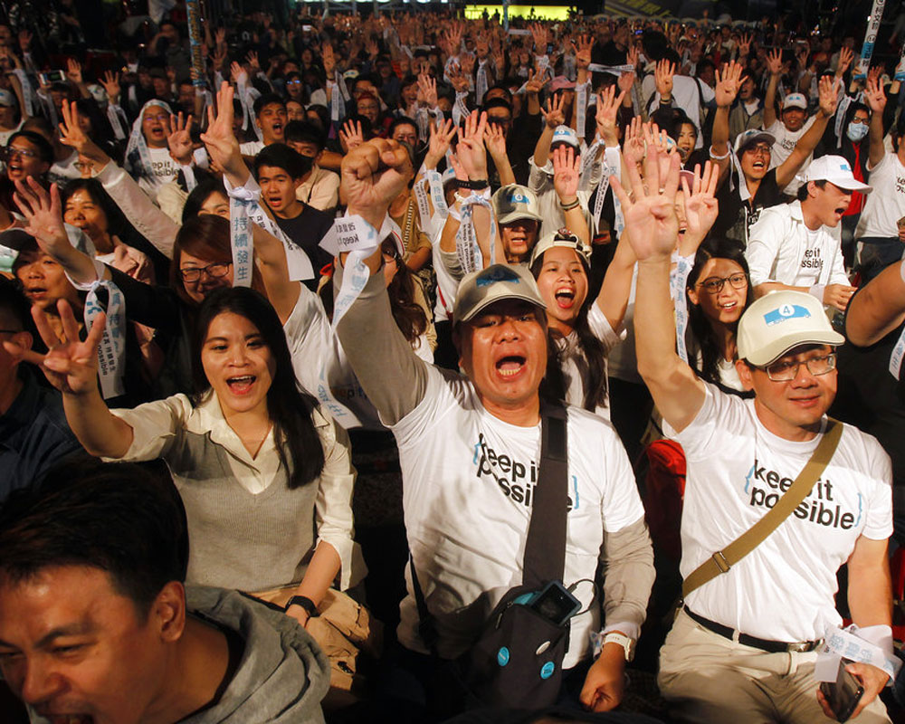 Taiwanezii au votat sâmbătă împotriva căsătoriilor gay, în urma organizării unui referendum care viza exprimarea votului pro sau contra legalizării acestui tip de mariaj, potrivit Agerpres. Peste șase milioane de voturi s-au înregistrat sâmbătă în Taiwan, contra căsătăriilor gay, mai multe decât sprijinul adus unui referendum în favoarea drepturilor pentru cuplurile homosexuale.Peste 19 milioane de alegători s-au prezentat sâmbătă la secțiile de votare. Guvernul a amânat să aplice o decizie veche de mai bine de un an a Curții Constituționale prin care se legaliza căsătoria între persoane de același sex