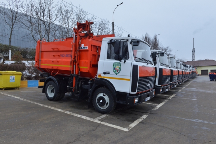 Primăria Chișinău a cumpărat 12 autospeciale pentru colectarea gunoiului. Cât a costat achiziția