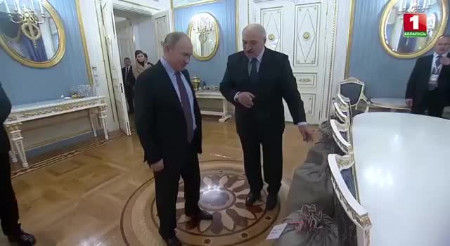 Aleksandr Lukaşenko i-a dăruit lui Vladimir Putin patru saci de cartofi din grădina sa