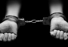 Patru polițiști de la Căuşeni au fost condamnaţi la câte 5 ani închisoare, cu executare, pentru tortură. De asemenea ei vor trebui să-i achite victimei un prejudiciu total de 60 de mii de lei, potrivit unui comunicat al Procuraturii Generale. Decizia a fost luată de Curtea de Apel Chişinău, după ce prima instanță le-a aplicat polițiștilor pedepse non-privative de libertate. Polițiștii l-au maltratat în 2012 pe un locuitor al satului Fârlădeni, pentru a obține de la el declaraţii cu privire la comiterea unui furt. Victima a fost lovită cu pumnii și cu picioarele, dar și cu obiecte special adaptate pentru tortură, în biroul unuia dintre polițiști. Decizia este definitivă şi executorie, însă cu drept de recurs la Curtea Supremă de Justiţie.