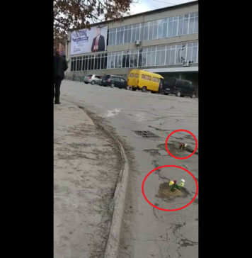 În așteptarea autocarului luxos al PD, locuitorii din Călărași au pus trandafiri în gropile din asfalt