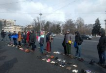 Protest emotionant in centrul capitalei. Zeci de oameni au adus in PMAN incaltamintea rudelor plecate in strainatate