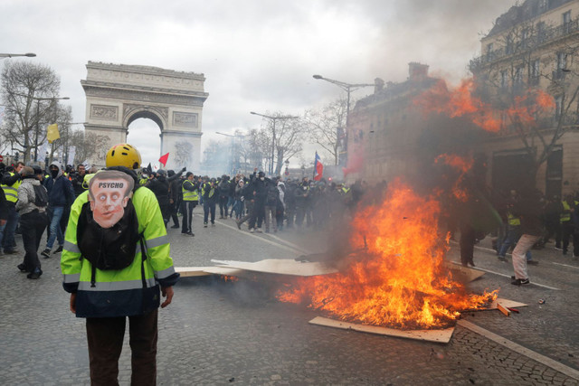 Violențe la Paris. „Vestele galbene” au ridicat baricade pe Champs Elysées
