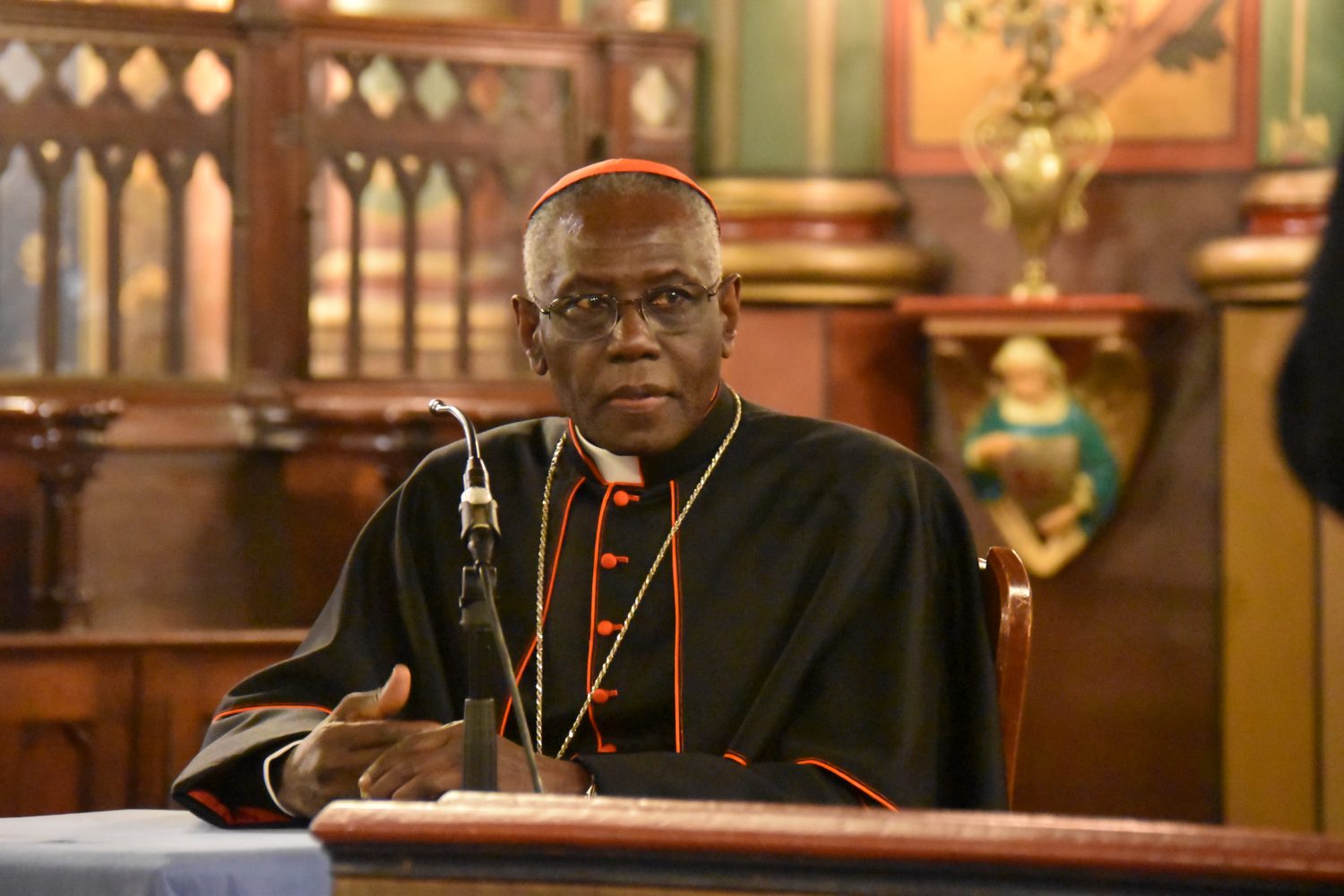 Cardinalul african Robert Sarah avertizează că „occidentul va dispărea” ca urmare a migrației în masă, iar „islamul va invada lumea”