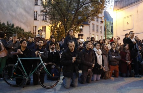 Zeci de francezi, în genunchi pentru Catedrala Notre-Dame