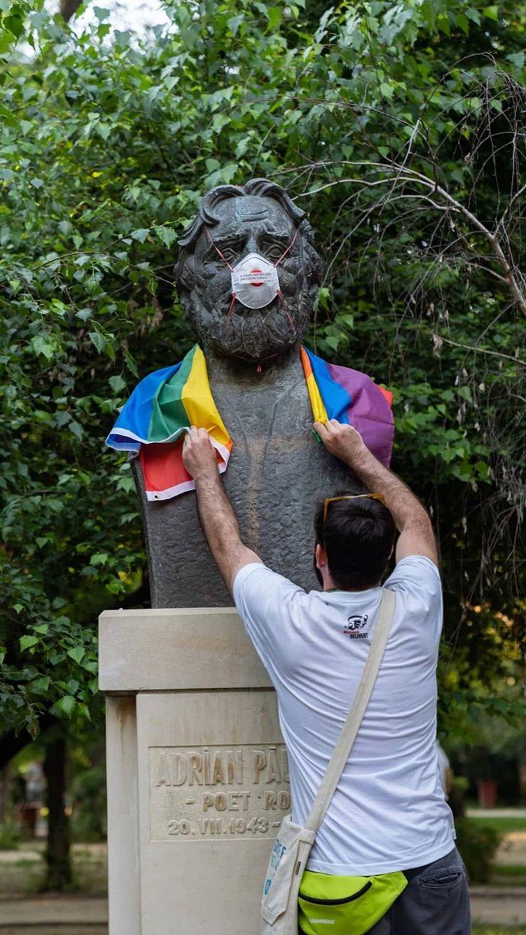 Un susținător al homosexualității a pus steagul LGBT pe statuia lui Adrian Păunescu la București
