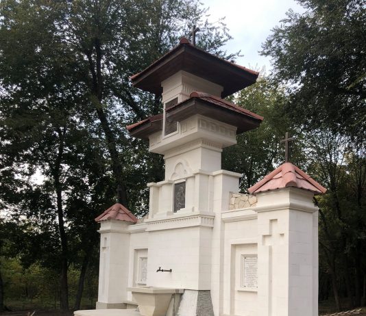 În Parcul Valea Morilor a revenit un vechi monument românesc