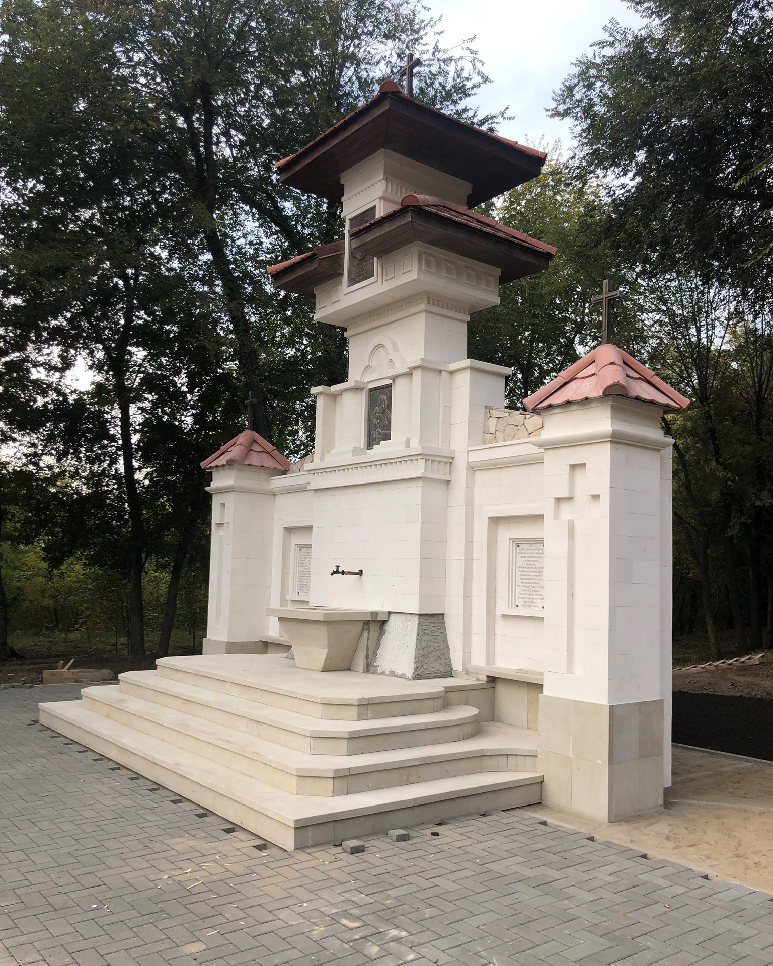 În Parcul Valea Morilor a revenit un vechi monument românesc