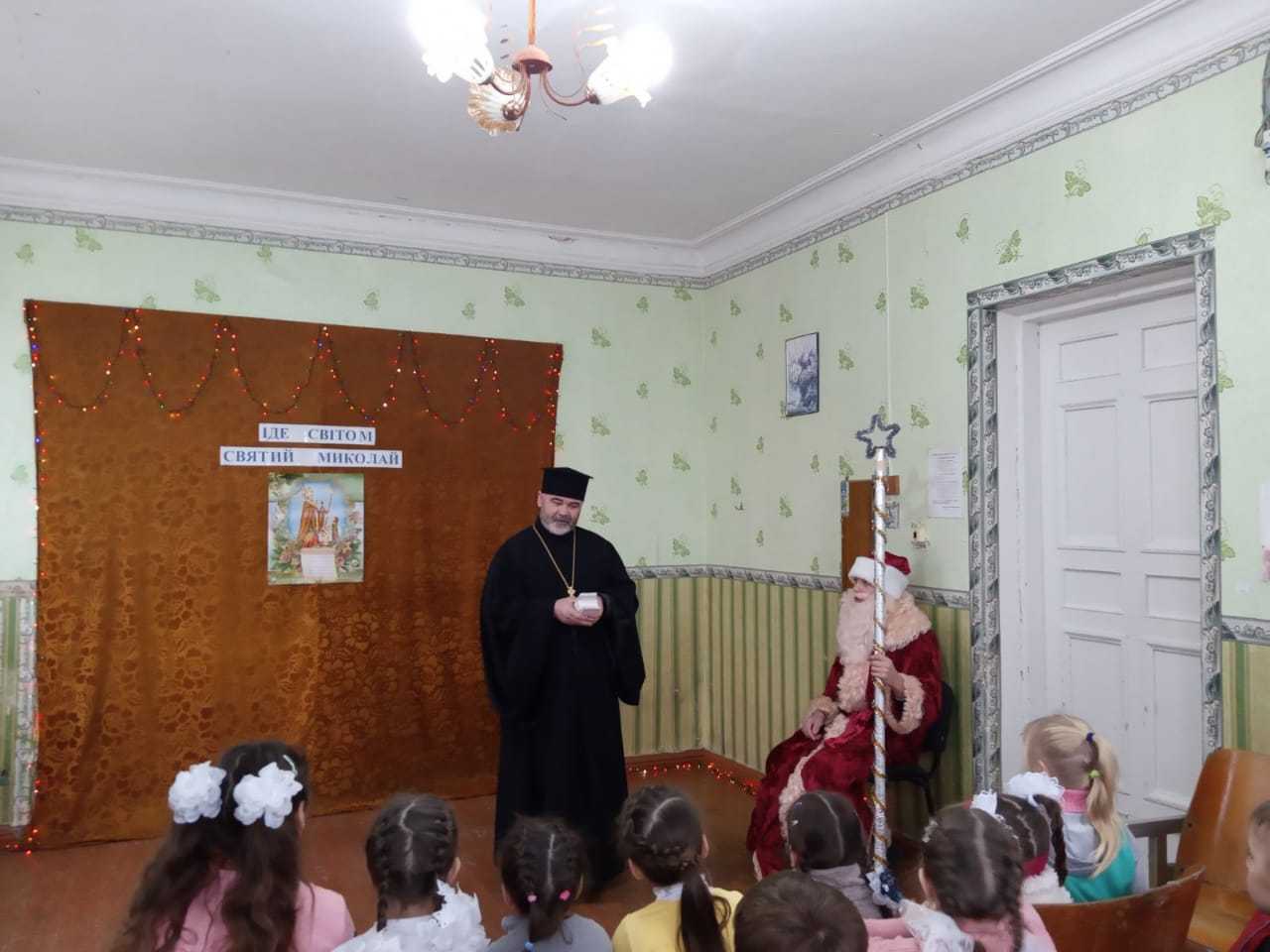 Peste 300 de copii din Camîşovca, regiunea Odesa, au primit daruri din partea unei parohii româneşti
