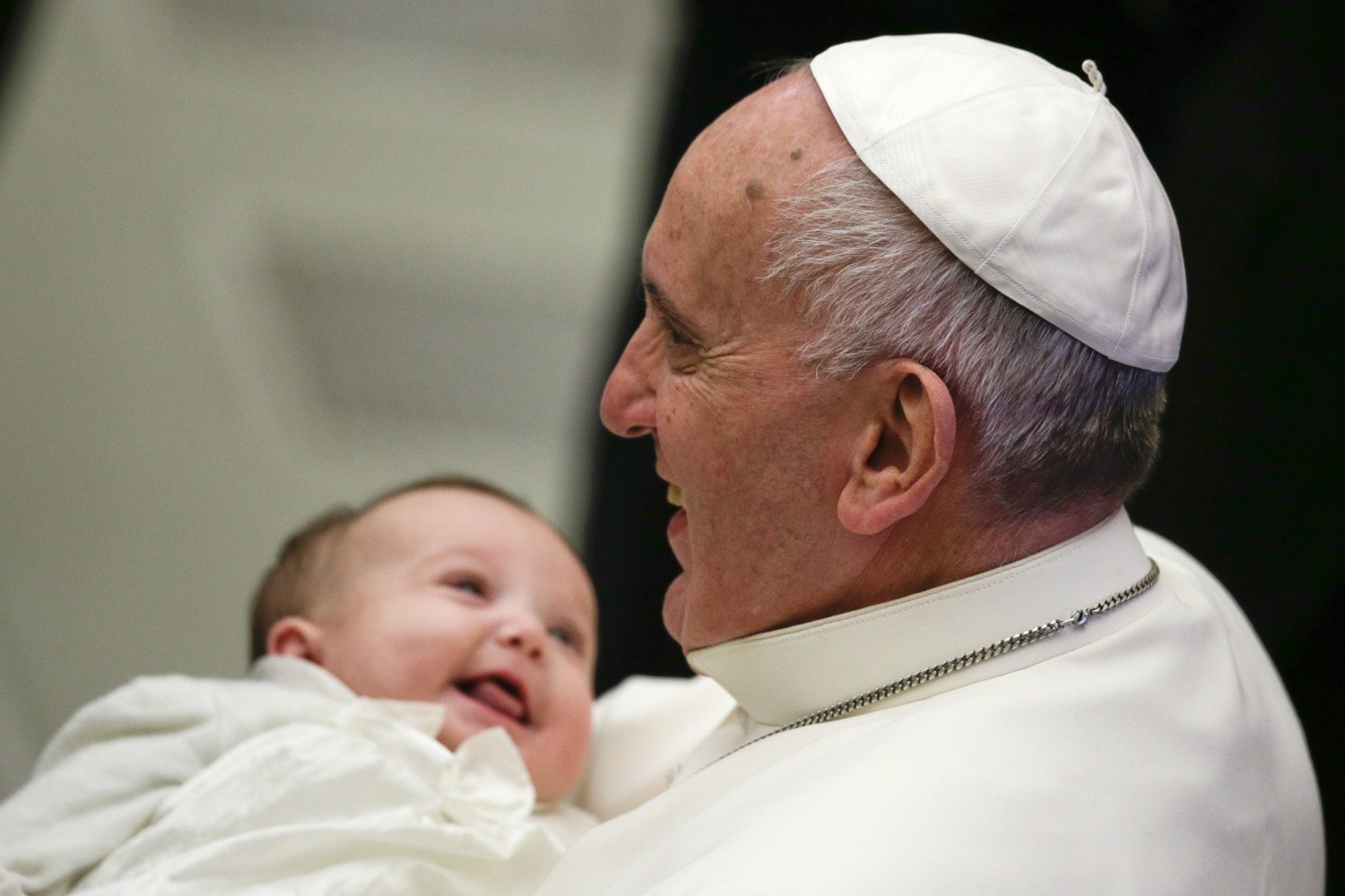 Papa Francesco: „Maternitatea nu trebuie refuzată. Astăzi, cuplurile nu vor să aibă copii, dar au doi câini și două pisici. Astfel civilizația devine mai veche și fără umanitate”